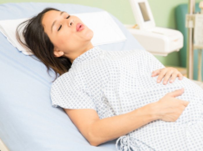 Как правильно дышать во время родов и схваток